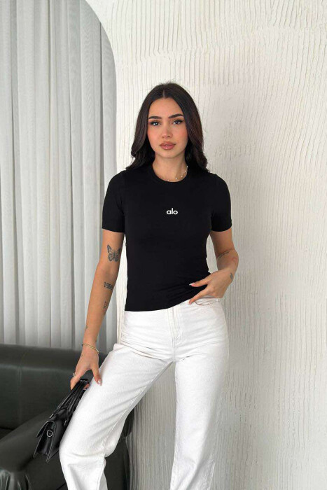 T-SHIRT NJË NGJYRËSH ME SHKRIM PËR FEMRA NË NGJYRËN E ZEZË 