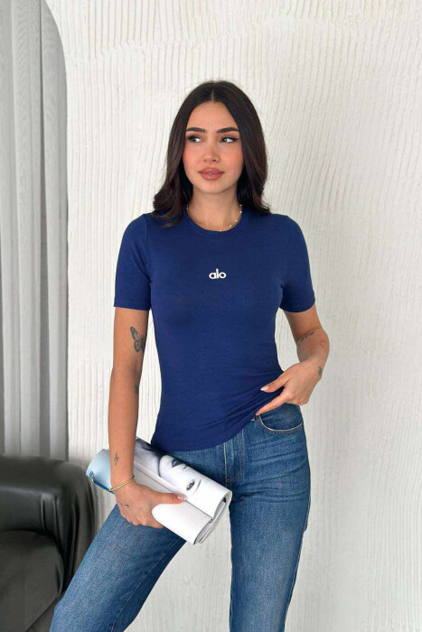 T-SHIRT NJË NGJYRËSH ME SHKRIM PËR FEMRA NË NGJYRËN BLU 