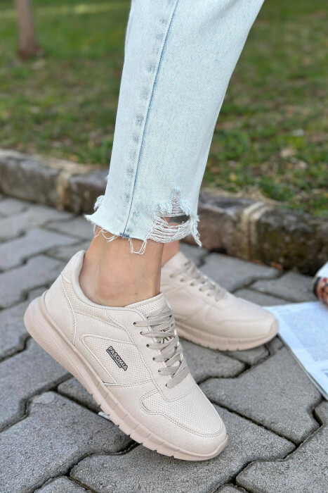 ATLETE LËKURË ME LIDHËSE PËR FEMRA NË NGJYRËN BEZHË 