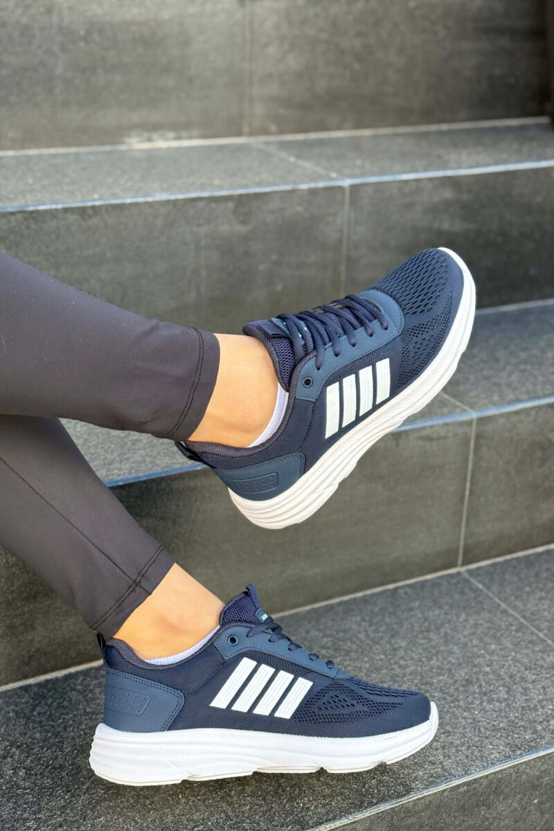 ATLETE ME PLATFORME TE THJESHTE PER FEMRA NE NGJYRE BLU ME TE BARDHE - 2