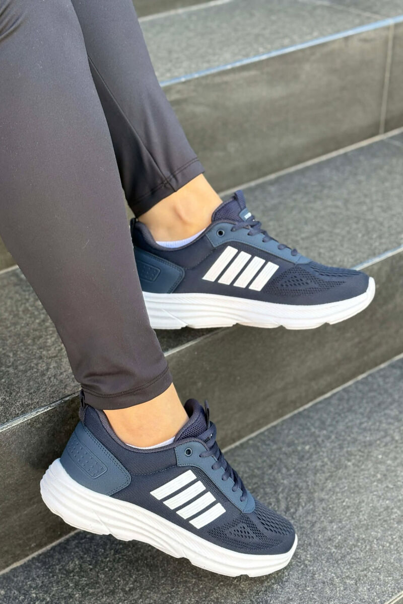 ATLETE ME PLATFORME TE THJESHTE PER FEMRA NE NGJYRE BLU ME TE BARDHE - 3