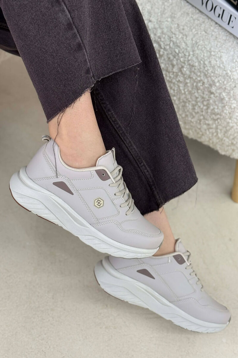 ATLETE TE THJESHTA ME PLATFORME PER FEMRA NE NGJYRE BEZHE - 5