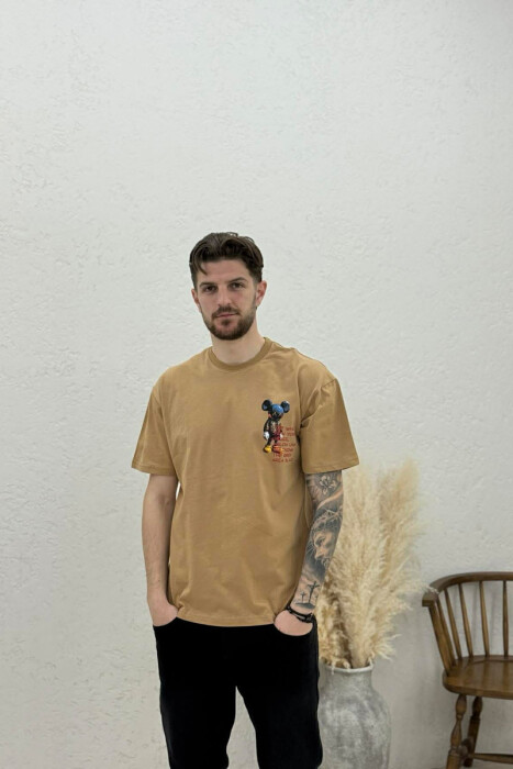 T-SHIRT ME IMAZH PËR MESHKUJ NË NGJYRËN KAFE E ZBARDHUR - 