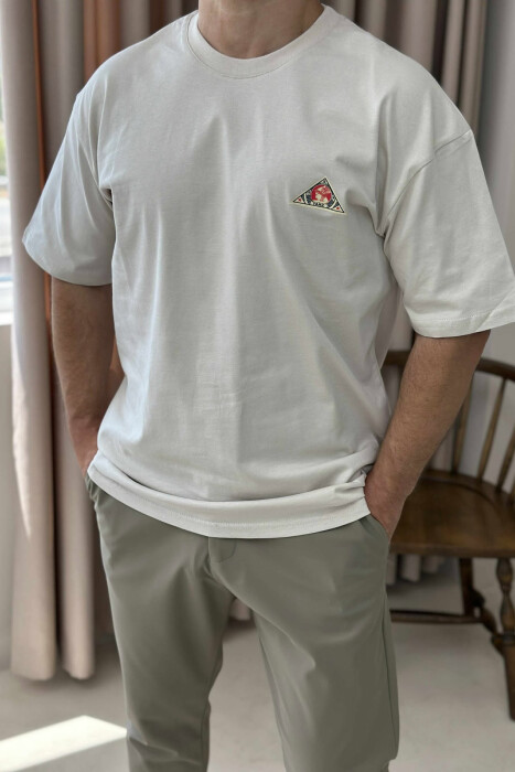 T-SHIRT I THJESHTË ME SHKRIME PËR MESHKUJ NË NGJYRËN KREM 