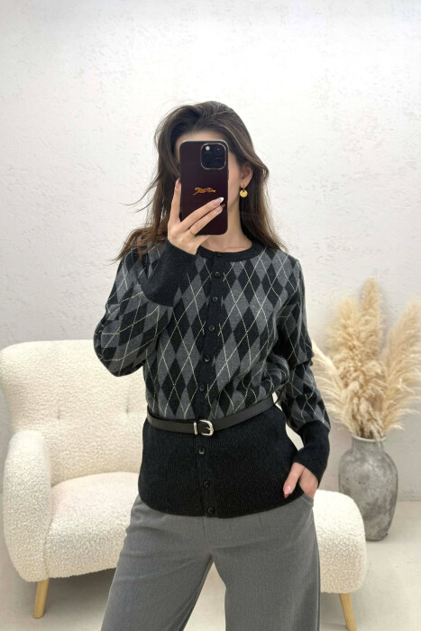 PULOVER ME KOPSA DHE DIZAJN ROMBESH PER FEMRA NE NGJYRE GRI TE ERRET - KLAUDIO FASHION