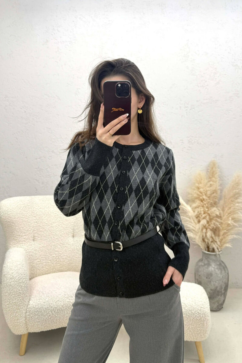 PULOVER ME KOPSA DHE DIZAJN ROMBESH PER FEMRA NE NGJYRE GRI TE ERRET - 1