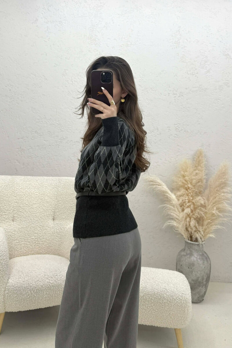 PULOVER ME KOPSA DHE DIZAJN ROMBESH PER FEMRA NE NGJYRE GRI TE ERRET - 3