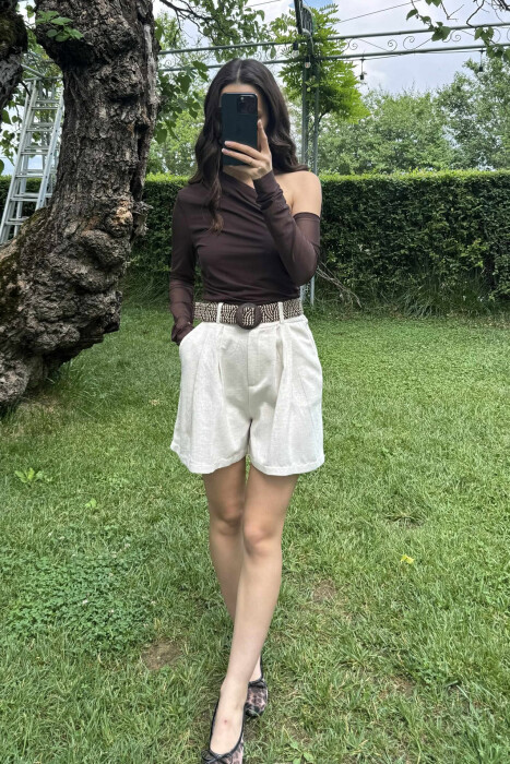 BELT DETAIL SIMPLE WOMEN SHORTS CREAM/KREM - KLAUDIO FASHION