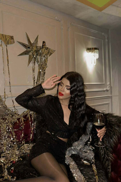 BLUZE E SHKURTER PER FEMRA NE NGJYRE TE ZEZE - 2