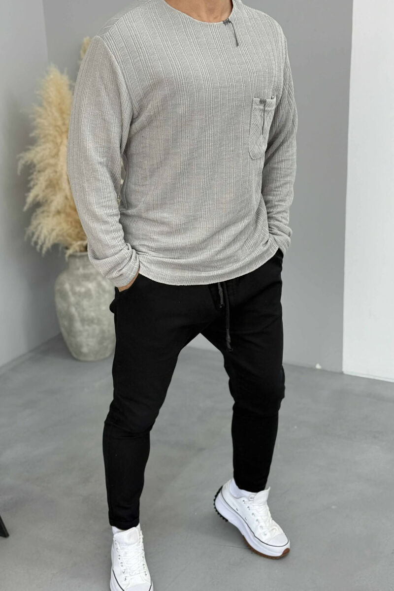 BLUZE E THJESHTË ME DETAJIN E XHEPIT PËR MESHKUJ NË NGJYRËN GRI - 2