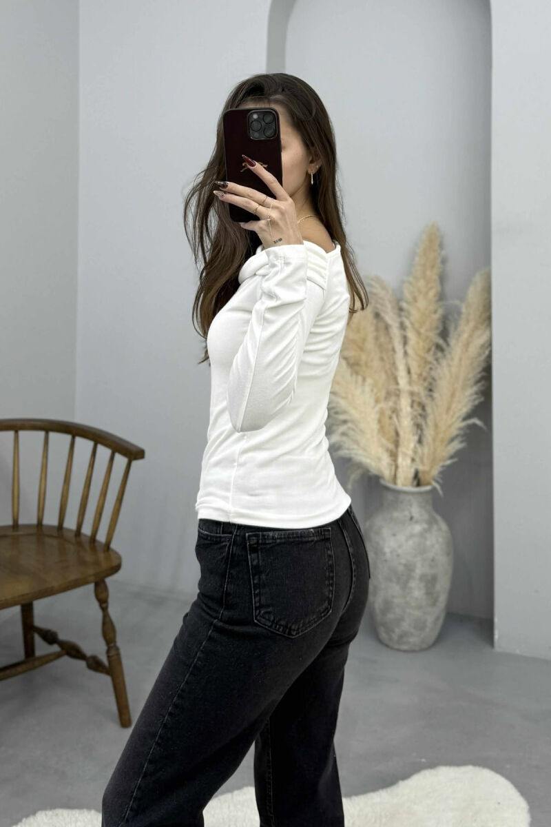 BLUZE E THJESHTE NJE NGJYRESHE ME MENGE TE GJATA PER FEMRA NE NGJYRE TE BARDHE - 3