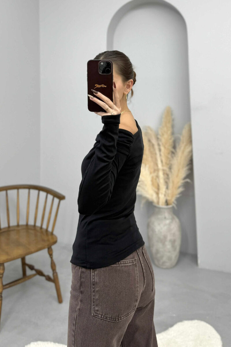 BLUZE E THJESHTE NJE NGJYRESHE ME MENGE TE GJATA PER FEMRA NE NGJYRE TE ZEZE - 4