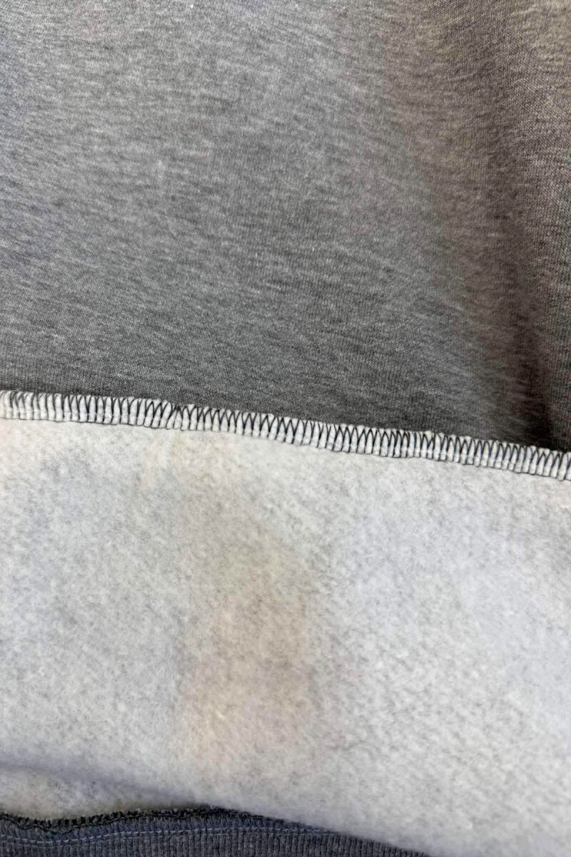 BLUZË E THJESHTË NJË NGJYRËSHE ME PUSH PËR MESHKUJ NË NGJYRËN GRI - 3