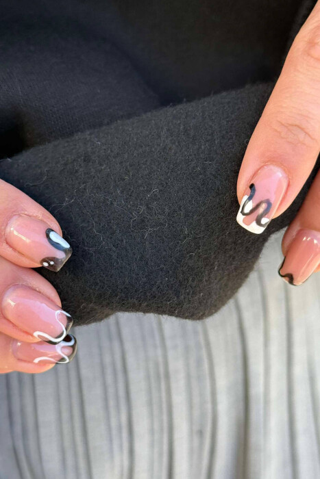 BLUZË E THJESHTË NJË NGJYRËSHE PËR FEMRA NË NGJYRËN E ZEZË - 5