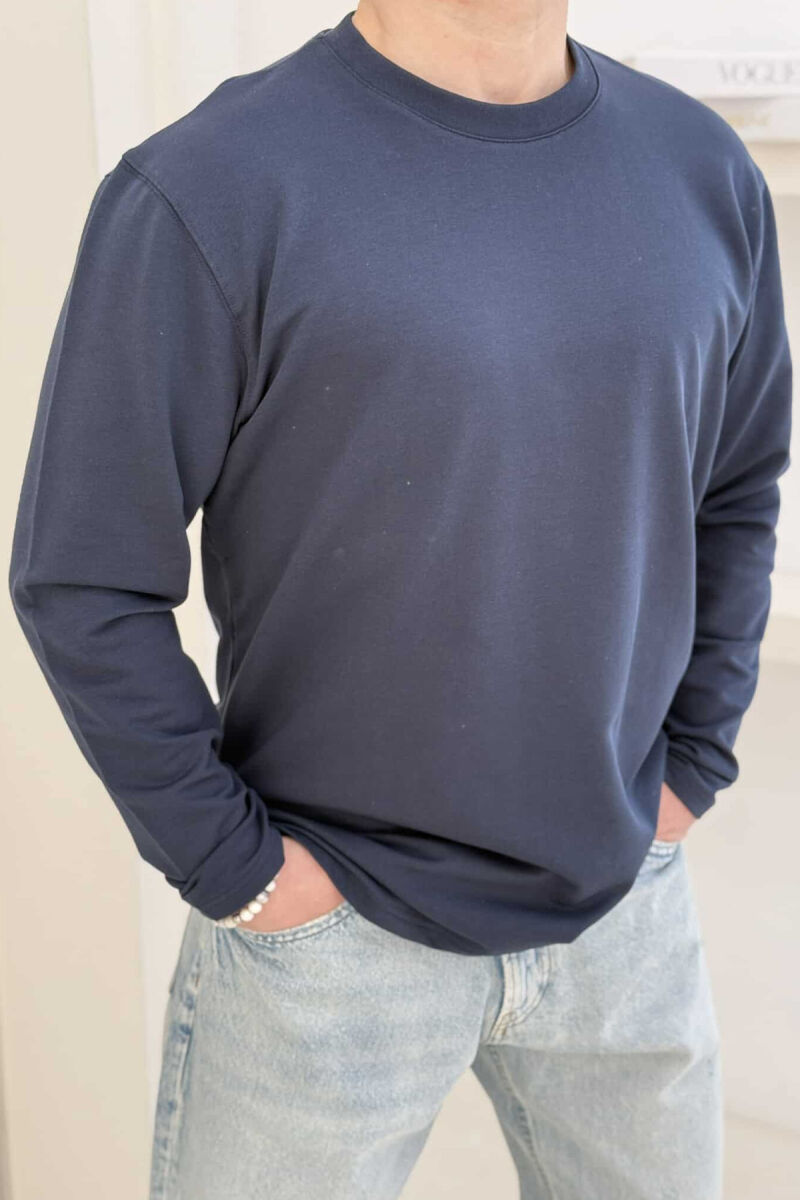 BLUZË E THJESHTË PËR MESHKUJ NË NGJYRËN BLU E ERRËT - 2