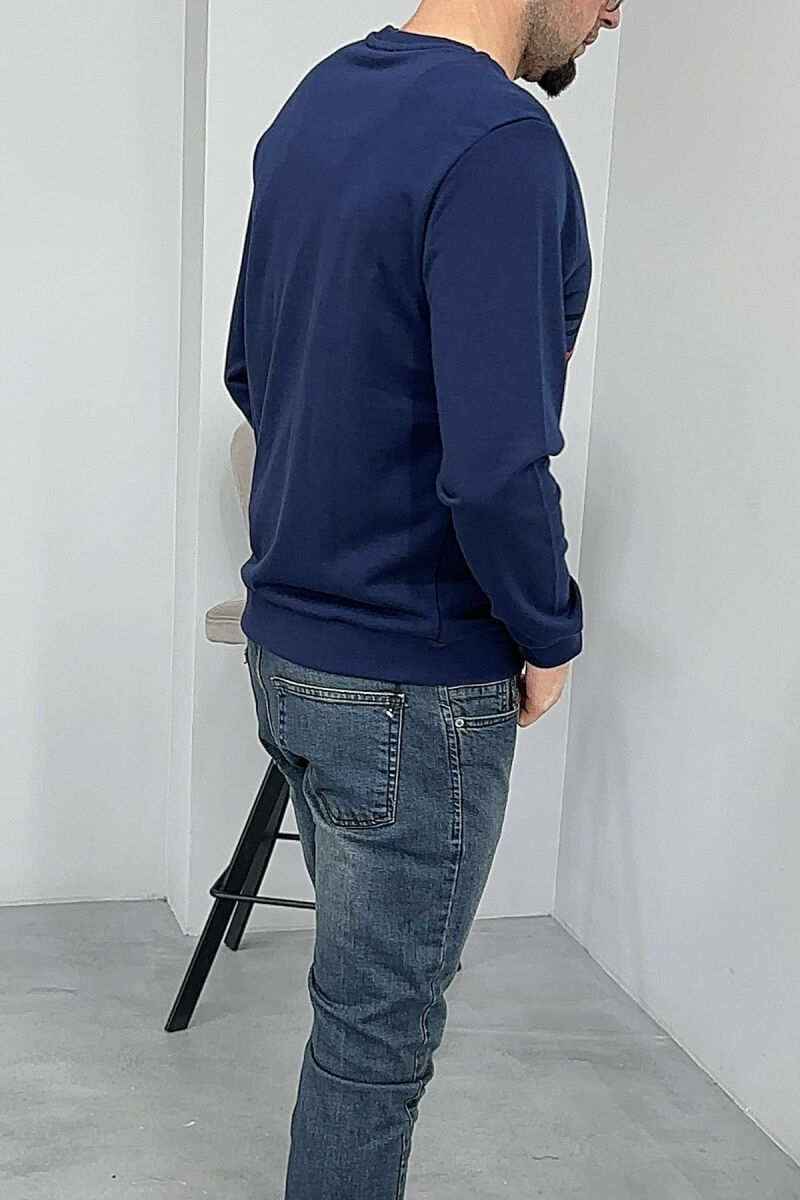 BLUZË ME DIZAJN TË THJESHTË DHE SHKRIME TË VOGLA PËR MESHKUJ NË NGJYRËN BLU TË ERRËT - 2