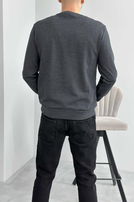 BLUZË ME DIZAJN TË THJESHTË DHE SHKRIME TË VOGLA PËR MESHKUJ NË NGJYRËN GRI TË ERRËT - 3