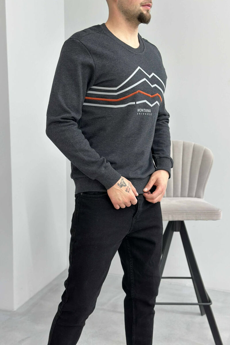 BLUZË ME DIZAJN TË THJESHTË DHE SHKRIME TË VOGLA PËR MESHKUJ NË NGJYRËN GRI TË ERRËT - 4