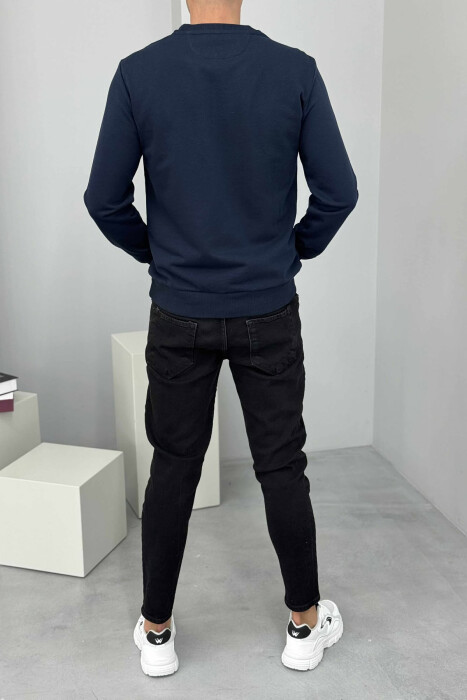 BLUZË ME JAKË RRUMBULLAKE DHE ME DIZAJN NE PJESËN PARA PËR MESHKUJ NË NGJYRËN BLU TË ERRËT - 3