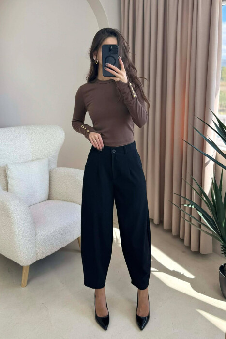 BLUZË ME JAKË TË RRUMBULLAKËT DHE KOPSA TEK MËNGËT PËR FEMRA NË NGJYRË KAFE - 2