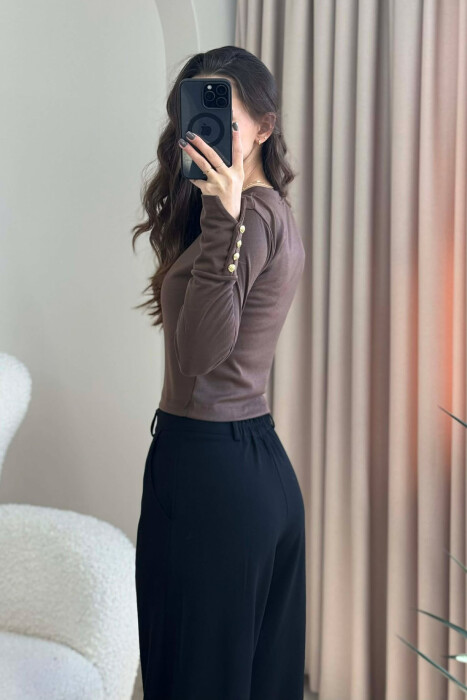 BLUZË ME JAKË TË RRUMBULLAKËT DHE KOPSA TEK MËNGËT PËR FEMRA NË NGJYRË KAFE - 3