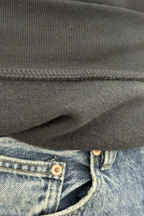 BLUZË ME PUSH DHE ME SHKRIM TË THJESHTË NË PJESËN PARA PËR MESHKUJ NË NGJYRË TË ZEZË - 3