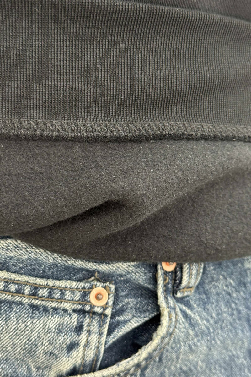 BLUZË ME PUSH DHE ME SHKRIM TË THJESHTË NË PJESËN PARA PËR MESHKUJ NË NGJYRË TË ZEZË - 3