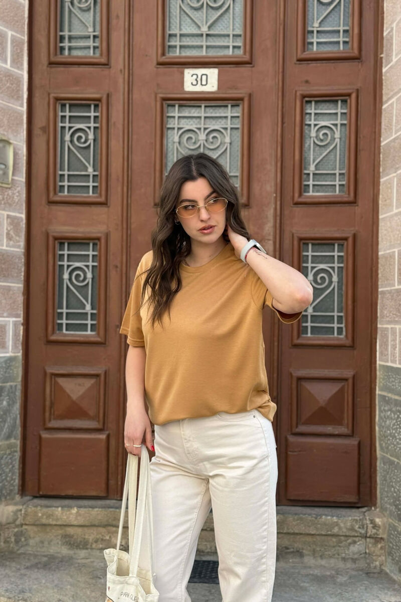 T-SHIRT NJE NGJYRESH PER FEMRA NE NGJYRE BEZHE TE ERRET+ 6 PALE ÇORAPE DHURATE - 1