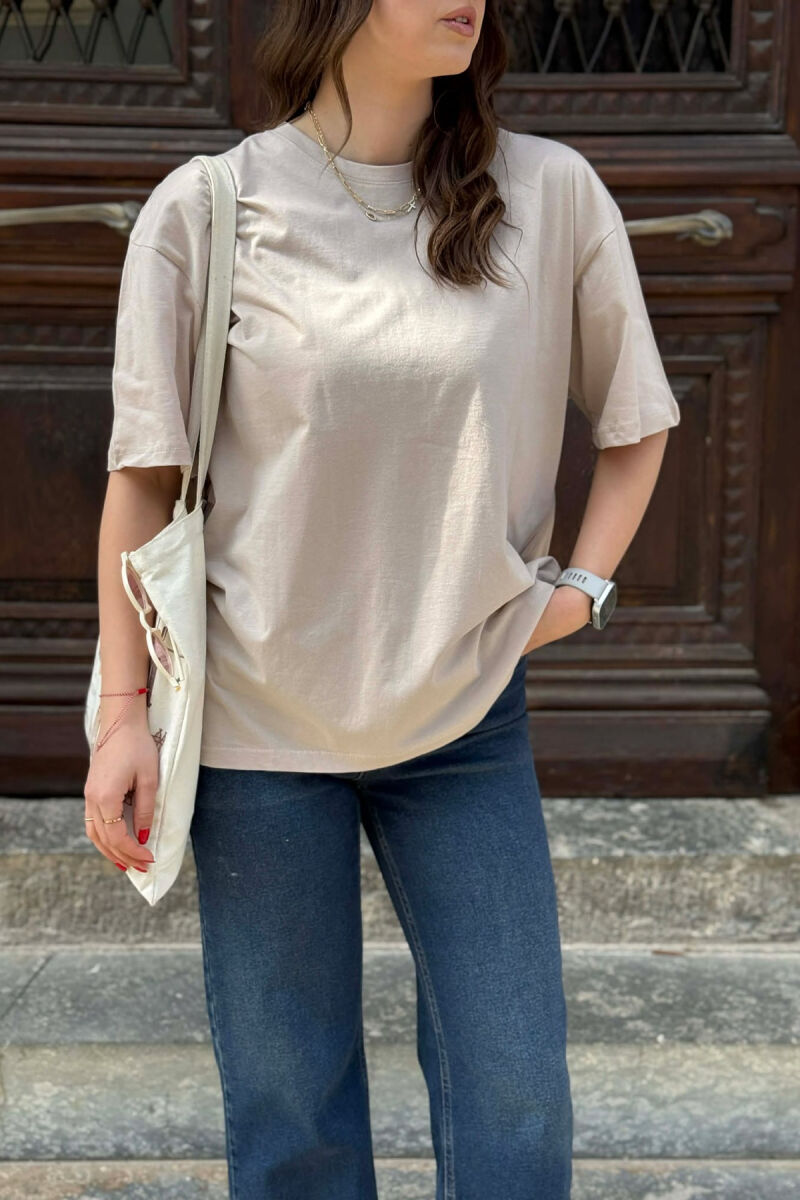 T-SHIRT NJE NGJYRESH PER FEMRA NE NGJYRE BEZHE TE ZBARDHUR+6 PALE ÇORAPE DHURATE - 3