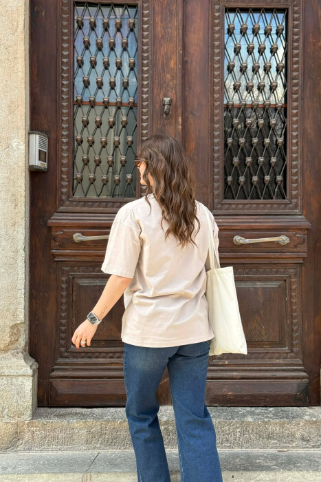 T-SHIRT NJE NGJYRESH PER FEMRA NE NGJYRE BEZHE TE ZBARDHUR+6 PALE ÇORAPE DHURATE - 4