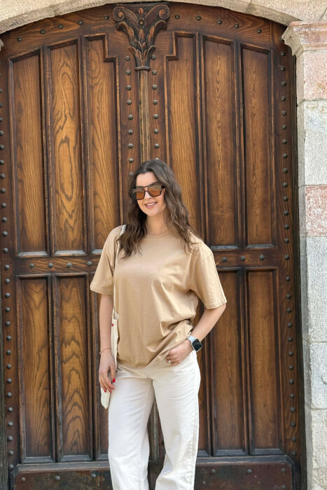 T-SHIRT NJE NGJYRESH PER FEMRA NE NGJYRE BEZHE+ 6 PALE ÇORAPE DHURATE - 1