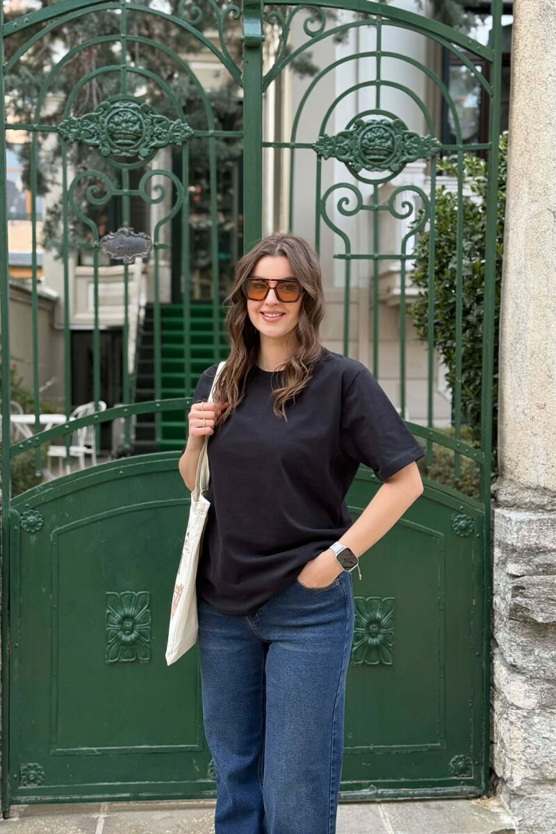 T-SHIRT NJE NGJYRESH PER FEMRA NE NGJYRE BLU MESNATE + 6 PALE ÇORAPE DHURATE - 1