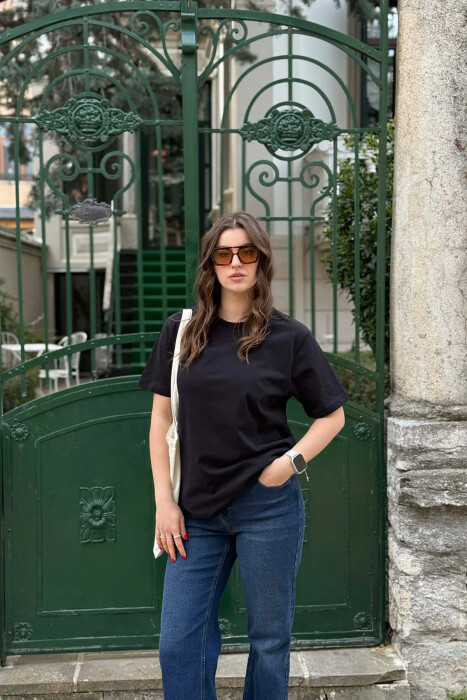 T-SHIRT NJE NGJYRESH PER FEMRA NE NGJYRE BLU MESNATE + 6 PALE ÇORAPE DHURATE - 6