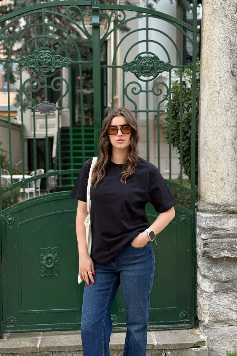 T-SHIRT NJE NGJYRESH PER FEMRA NE NGJYRE BLU MESNATE + 6 PALE ÇORAPE DHURATE - 6