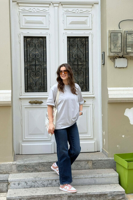 T-SHIRT NJE NGJYRESH PER FEMRA NE NGJYRE GRI TE ZBARDHUR+6 PALE ÇORAPE DHURATE - 5