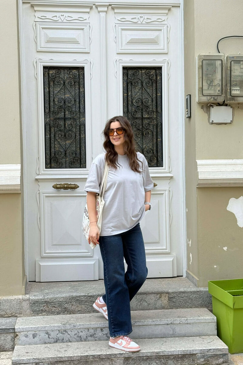 T-SHIRT NJE NGJYRESH PER FEMRA NE NGJYRE GRI TE ZBARDHUR+6 PALE ÇORAPE DHURATE - 5