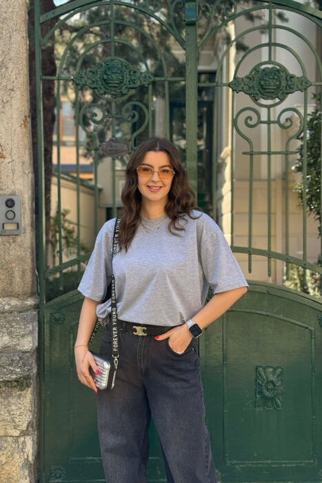 T-SHIRT NJE NGJYRESH PER FEMRA NE NGJYRE GRI +6 PALE ÇORAPE DHURATE 