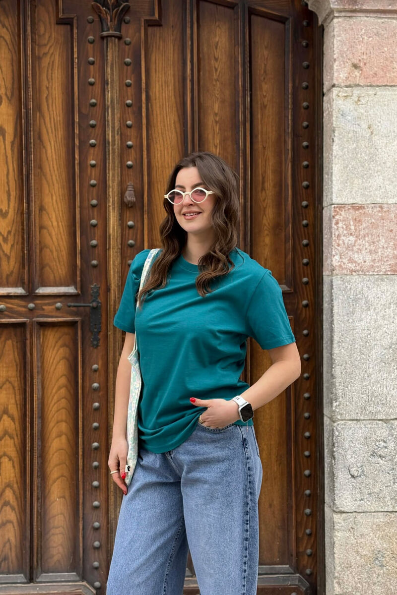 T-SHIRT NJE NGJYRESH PER FEMRA NE NGJYRE GUR KALI+ 6 PALE ÇORAPE DHURATE - 1