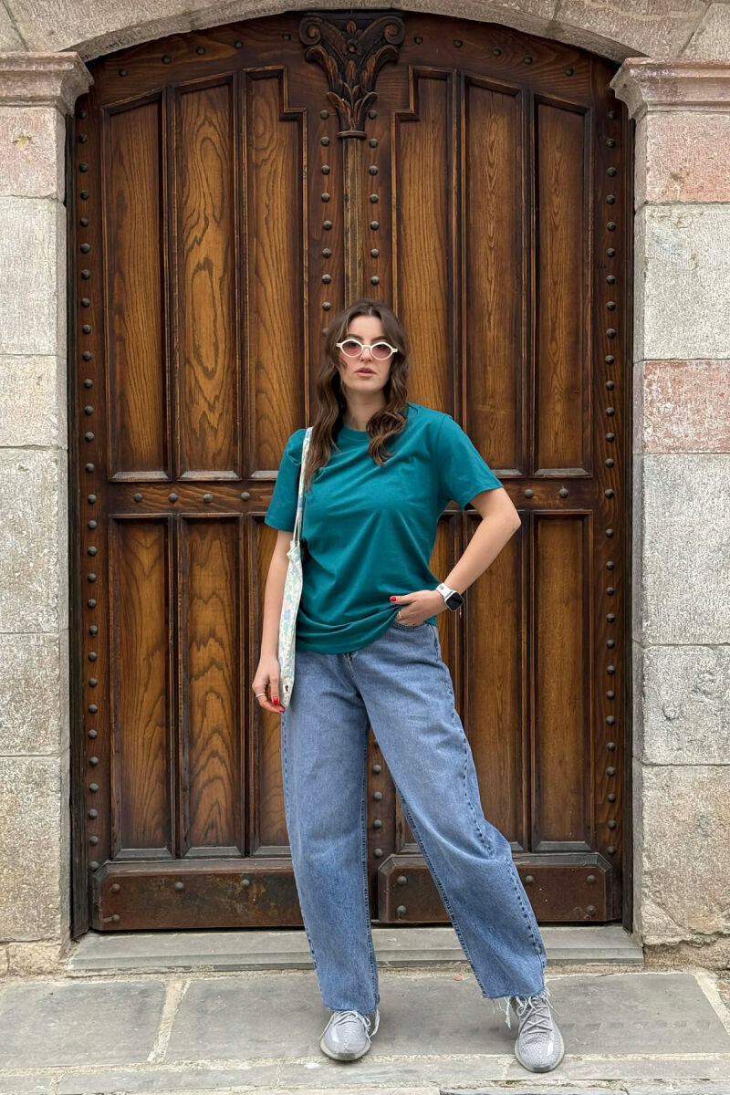 T-SHIRT NJE NGJYRESH PER FEMRA NE NGJYRE GUR KALI+ 6 PALE ÇORAPE DHURATE - 3