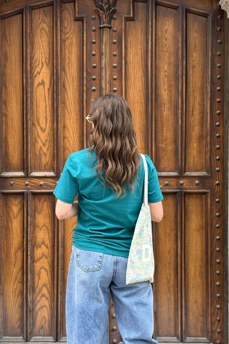 T-SHIRT NJE NGJYRESH PER FEMRA NE NGJYRE GUR KALI+ 6 PALE ÇORAPE DHURATE - 5