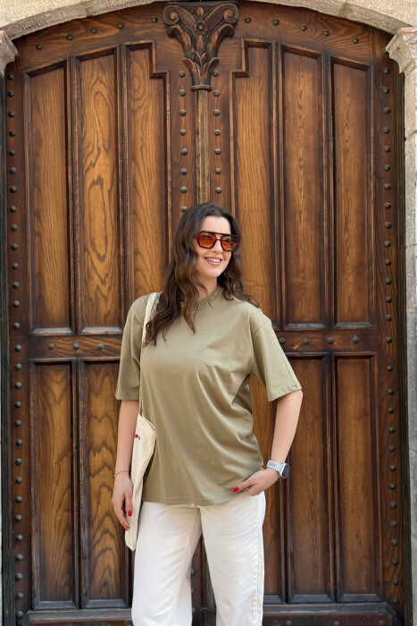 T-SHIRT NJE NGJYRESH PER FEMRA NE NGJYRE JESHILE TE ZBARDHUR+ 6 PALE ÇORAPE DHURATE - 1