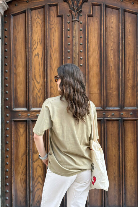 T-SHIRT NJE NGJYRESH PER FEMRA NE NGJYRE JESHILE TE ZBARDHUR+ 6 PALE ÇORAPE DHURATE - 3