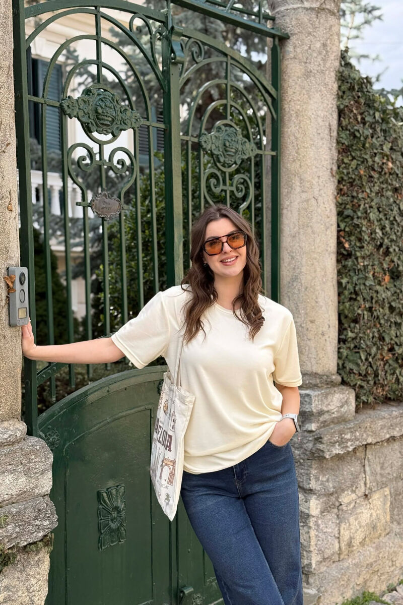 T-SHIRT NJE NGJYRESH PER FEMRA NE NGJYRE KREM + 6 PALE ÇORAPE DHURATE - 1