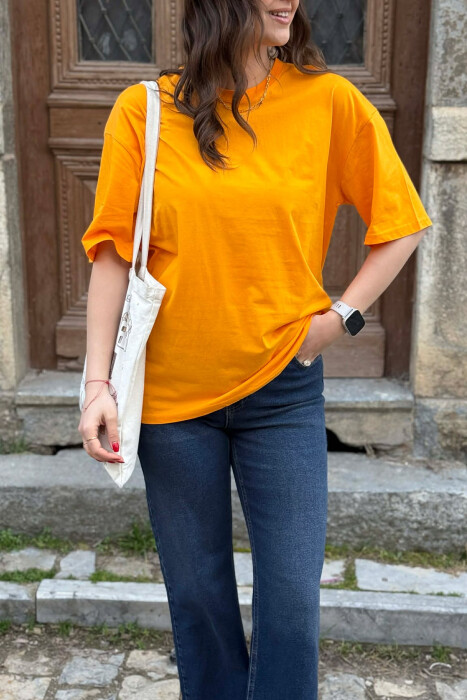 T-SHIRT NJE NGJYRESH PER FEMRA NE NGJYRE MUSTARDE+6 PALE ÇORAPE DHURATE - 3