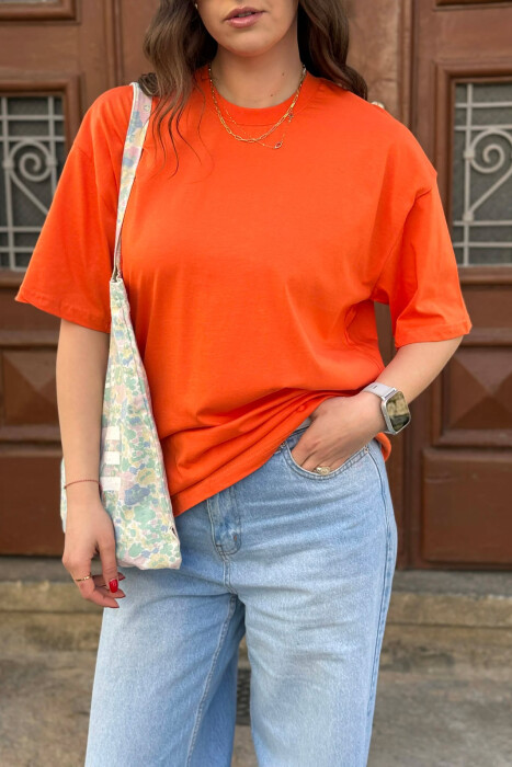 T-SHIRT NJE NGJYRESH PER FEMRA NE NGJYRE PORTOKALLI+ 6 PALE ÇORAPE DHURATE - 4