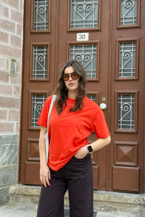 T-SHIRT NJE NGJYRESH PER FEMRA NE NGJYRE PORTOKALLI TE ERRET+ 6 PALE ÇORAPE DHURATE - 1