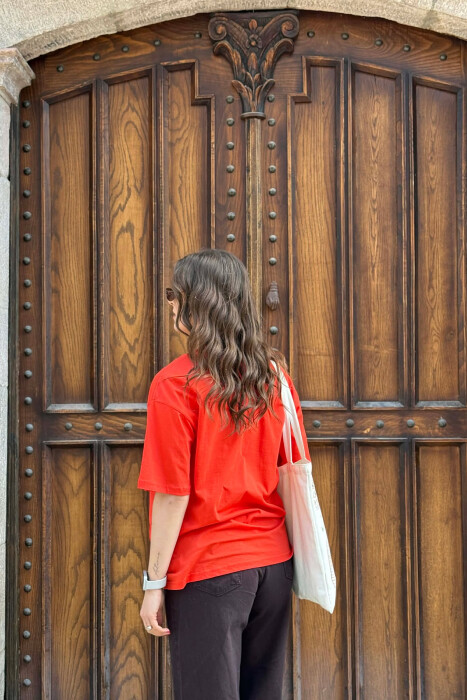 T-SHIRT NJE NGJYRESH PER FEMRA NE NGJYRE PORTOKALLI TE ERRET+ 6 PALE ÇORAPE DHURATE - 5