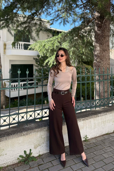 BLUZE NJE NGJYRESHE ME DETAJ DANTELLE PER FEMRA NE NGJYRE BEZHE - 2