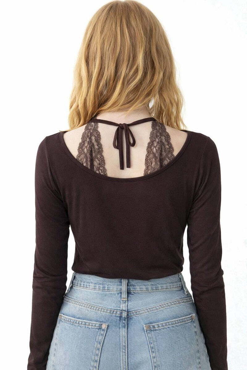 BLUZE NJE NGJYRESHE ME DETAJ DANTELLE PER FEMRA NE NGJYRE KAFE - 2