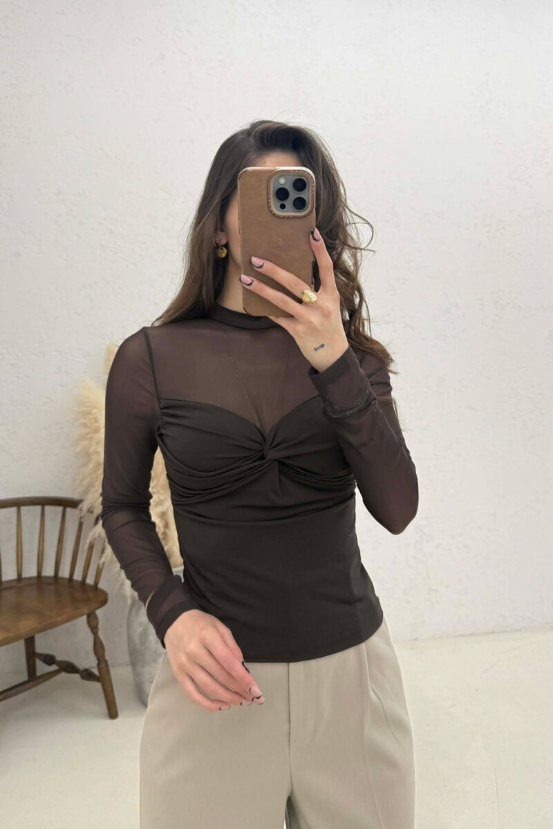 BLUZE NJE NGJYRESHE ME DETAJ TYLI PER FEMRA NE NGJYRE KAFE - 1